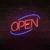 Nous sommes ouvert, ce néon open vous invite à entrer.